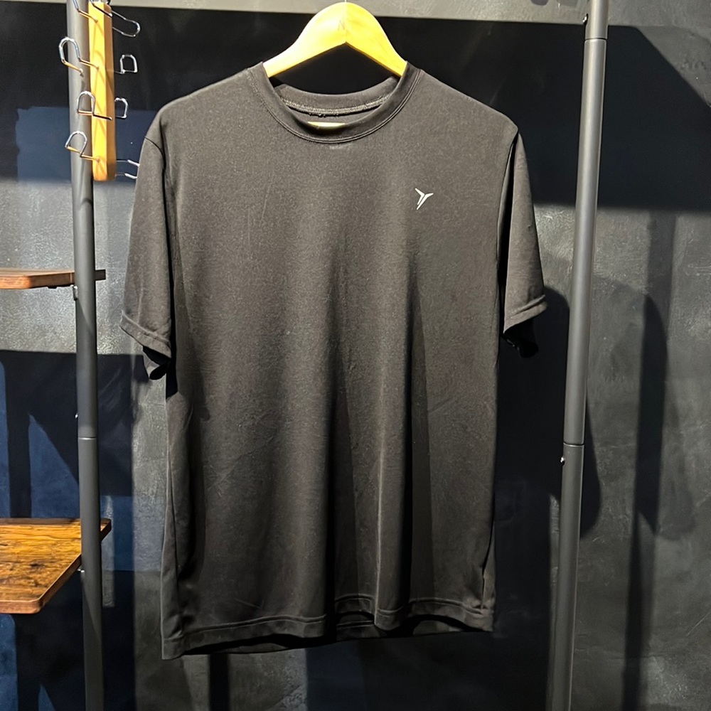 Old Navy active Black short sleeve soft microfiber feels great. Excellent cond.